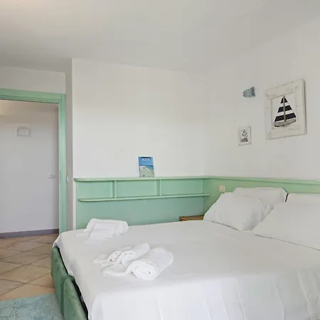 Semesterbostad Casa Elena Al Mare Con Piscina Olbia