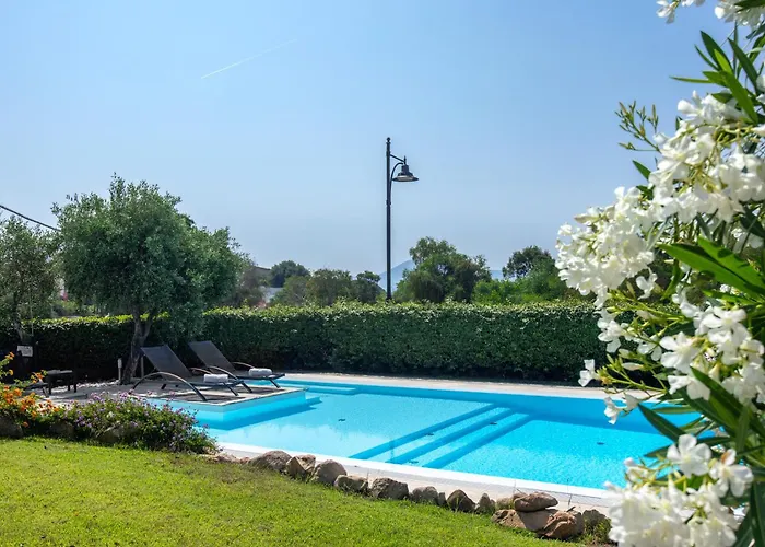 Casa Elena Al Mare Con Piscina Ferienhaus *